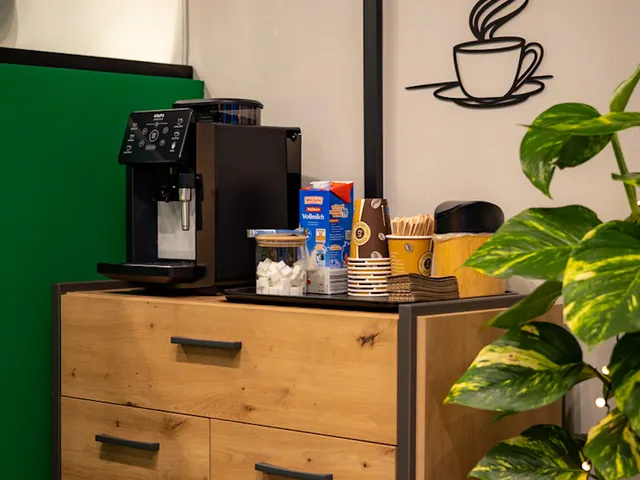 Kaffeeecke mit Pflanze und Lichterkette bei OhrPunkt