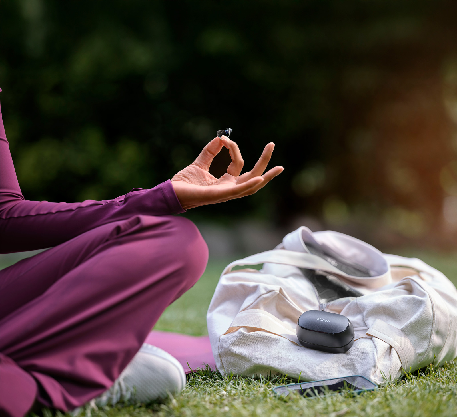 Aktiver Alltag mit Hörgerät beim Yoga