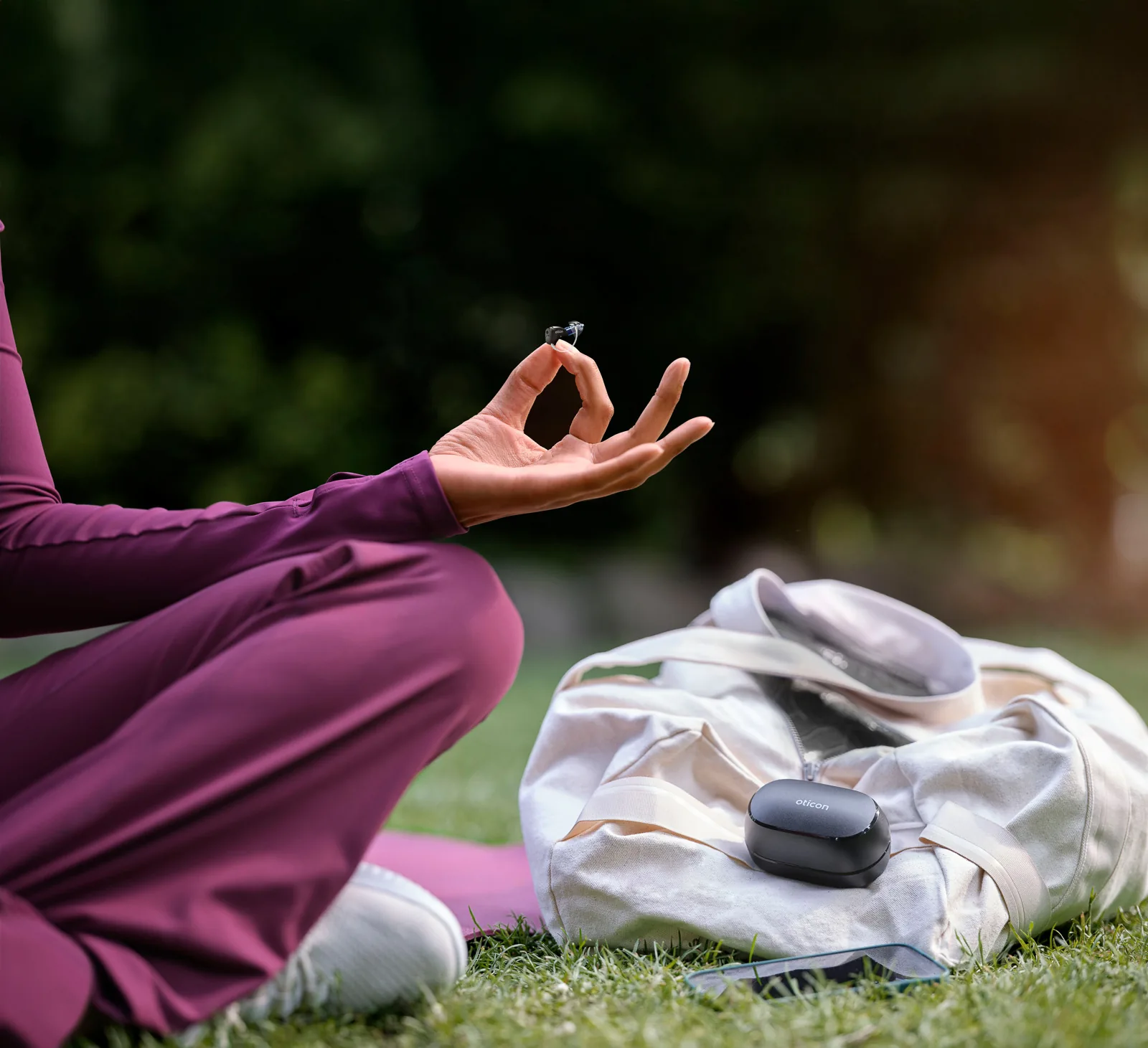 Aktiver Alltag mit Hörgerät beim Yoga