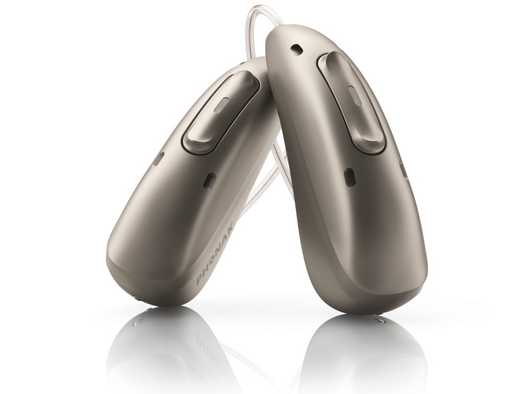 Hörgeräte Zwei moderne Hörgeräte in silberner Farbe, nebeneinander positioniert.