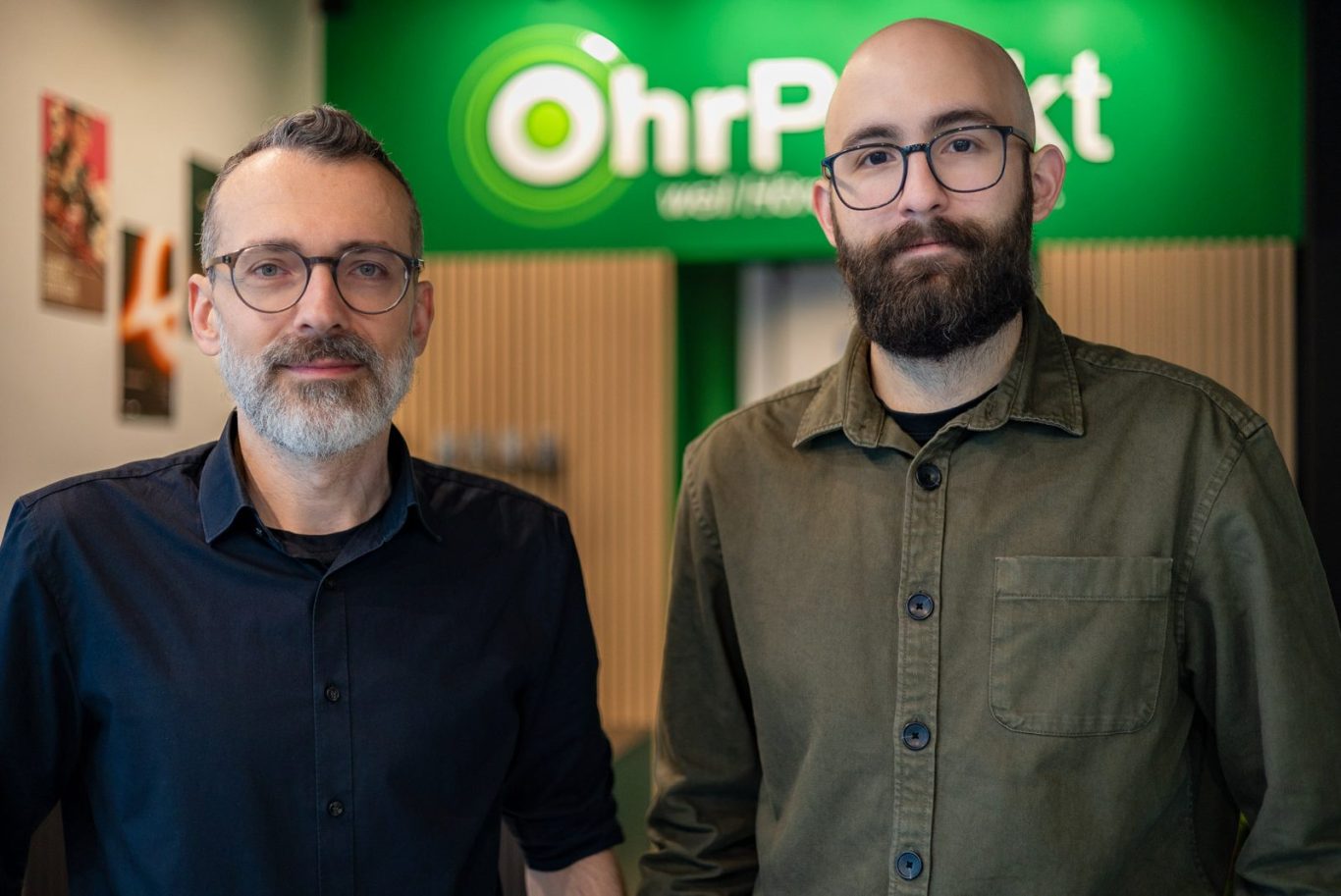 Tobias Hirlinger und Andrés González Tobias Hirlinger und Andrés González stehen in ihrem Hörakustikfachgeschäft namens OhrPunkt.