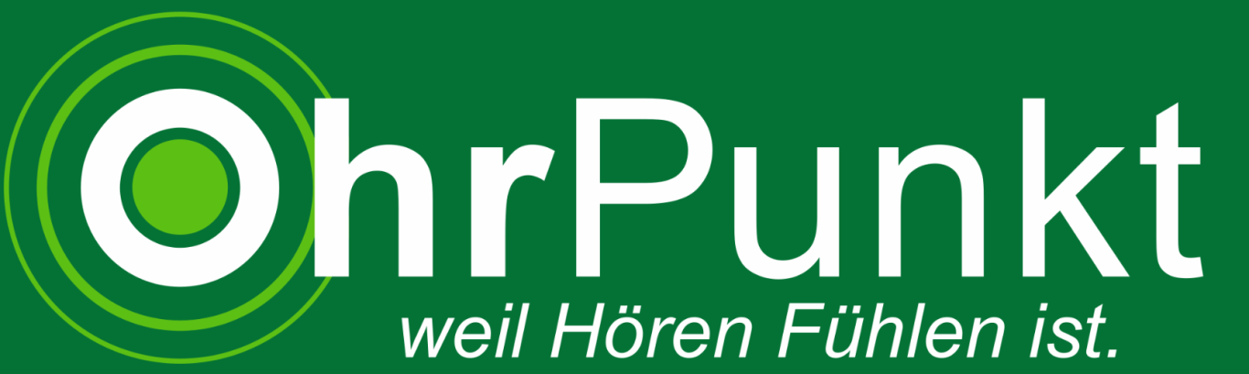 OhrPunkt Logo und Slogan Logo von OhrPunkt Hörgeräte mit dem Slogan „weil Hören Fühlen ist“ auf grünem Hintergrund.