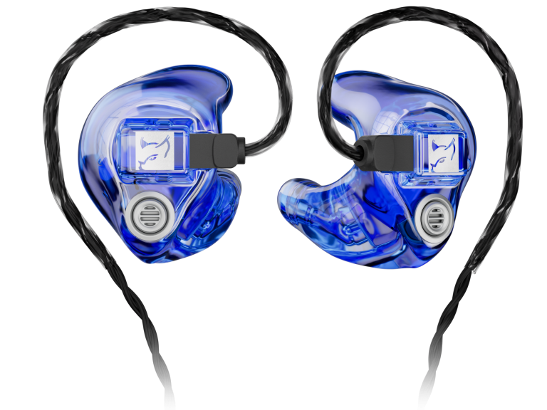 In Ear Monitoring Blaues In-Ear-Monitoring mit transparentem Gehäuse und schwarzem Kabel der Marke Hörlcuhs.